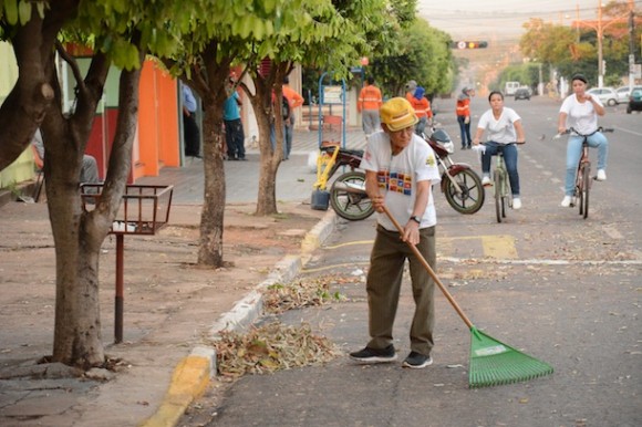 Nagai varre a rua em frente sua residência - Foto: Varlei Cordova / AGORA MT