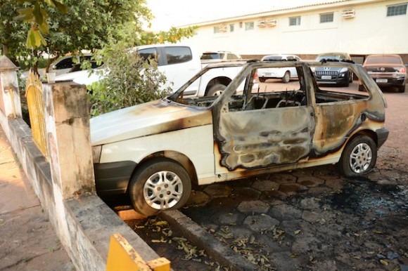O carro ficou destruído - Foto: Varlei Cordova / AGORA MT