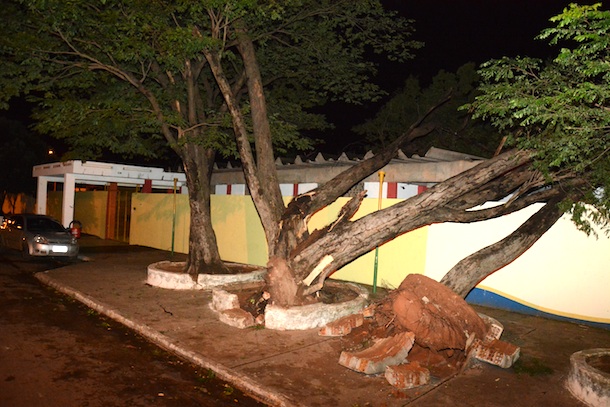 Vendaval derrubou árvores e muro da Escola Adolfo - Foto: Varlei Cordova / AGORA MT