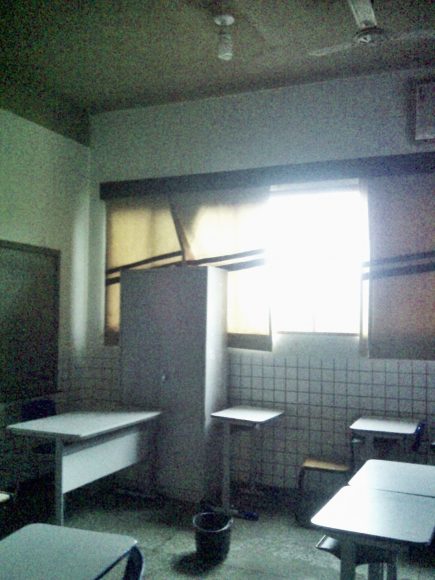 Balde na sala de aula para aparar o vazamento da água - Foto: reprodução anônima
