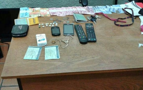 Dinheiro e pertences encontrados com os suspeitos de tráfico - Foto: divulgação PJC