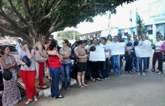 Família da advogada em frente ao Fórum - Foto: José Antônio 