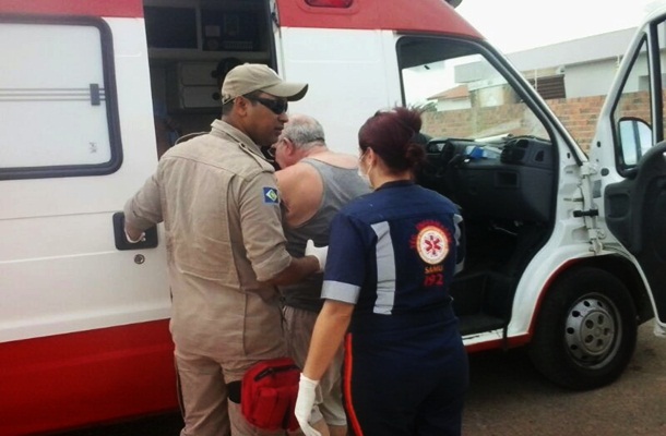 Imagem: Vitima sendo levada pelo Samu - Foto: José Antonio Araújo / AGORA MT