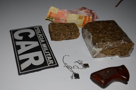 Droga e dinheiro localizado na casa do suspeito - Foto: AGORA MT