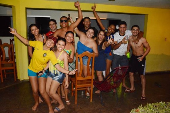 Grupo de amigos comemoram vitória do Brasil sobre Colômbia - Foto: Ronaldo Teixeira / AGORA MT 