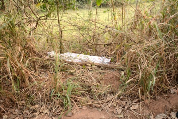 O corpo foi deixado enrolado num lençol há cerca de 100m do Rio Vermelho – Foto: Varlei Cordova / AGORA MT