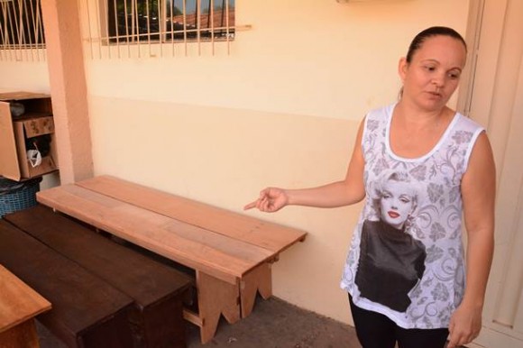 Estela  Landvoigt, mostra os bancos de madeiras que foram doados - Foto: Ricardo Teixeira / AGORAMT