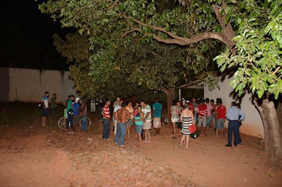 Populares próximo ao local do crime - Foto: Varlei Cordova / AGORA MT