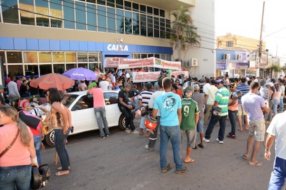 Manifestacao dos moradores do Andre Maggi em frente a caixa economica em Rondonopolis  01