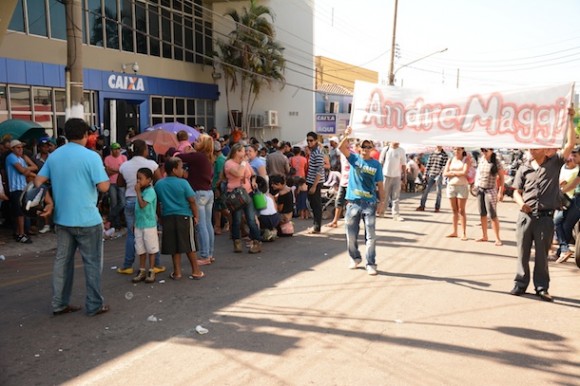 Manifestacao dos moradores do Andre Maggi em frente a caixa economica em Rondonopolis  03