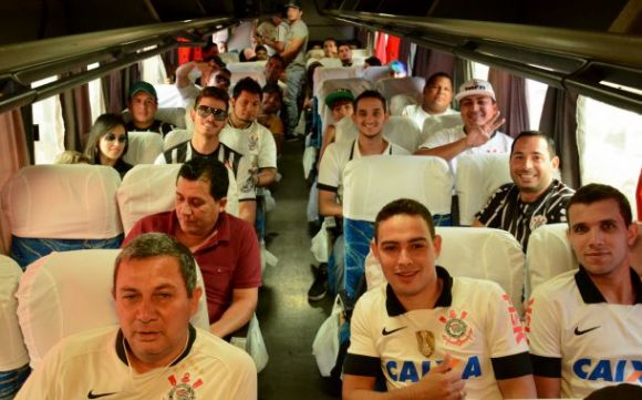 A 1ª caravana da torcida organizada da fiel de Rondonópolis seguiu para Cuiabá com mais de 100 torcedores – Foto: Varlei Cordova / AGORA MT