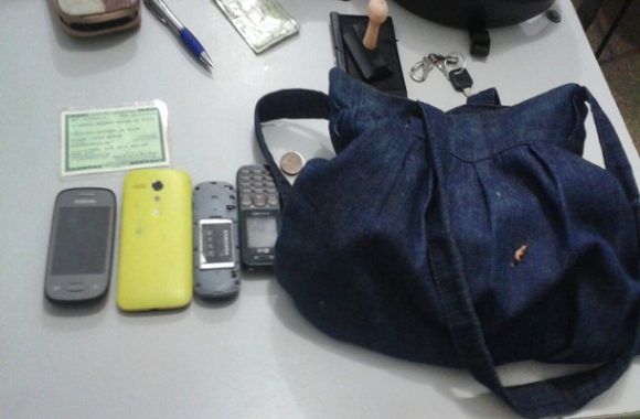 Bolsa e objetos apreendidos com os suspeitos - Foto: reprodução