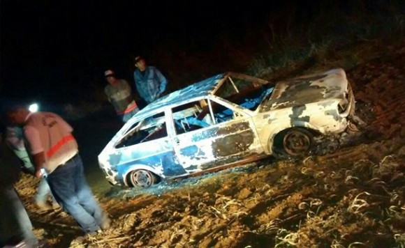 O veículo VW Gol já foi encontrado em chamas por testemunhas - Foto: Whatsapp