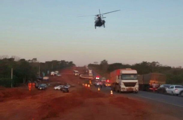 Imagem: Momento em que o helicóptero chega para resgatar as vítimas - Foto: Miriam Trento / AGORA MT