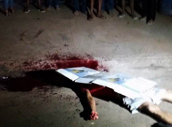 Corpo da vítima ficou caído no meio da rua - Foto: reprodução