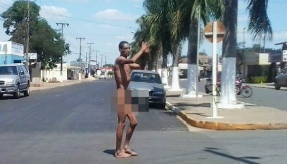 Homem pelado em rua de Primavera do Leste - Foto: José Antonio Araújo / AGORA MT