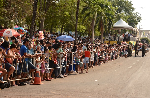 Milhares de pessoas prestigiam o desfile - Foto: Ronaldo Teixeira / AGORA MT