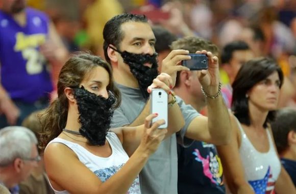 Torcedores usam máscaras com barbas no Mundial em homenagem a James Harden (Foto: Divulgação/FIBA)