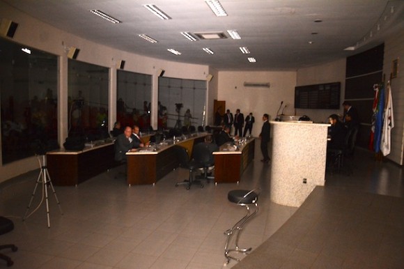Vereadores ficaram no escuro - Foto: Varlei Cordova / AGORA MT