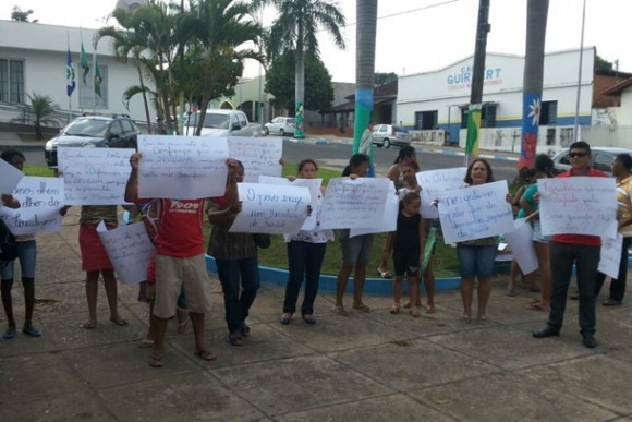 Moradores protestam em Guiratinga - Foto: Adailton Dias Neves / Líder FM