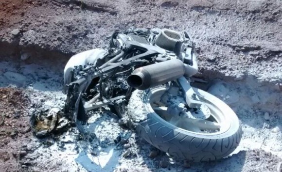 Com o impacto da batida a moto pegou fogo - Foto: Você Repórter