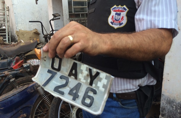 Possivel placa de moto furtada - Foto: Varlei Cordova/ AGORA MT