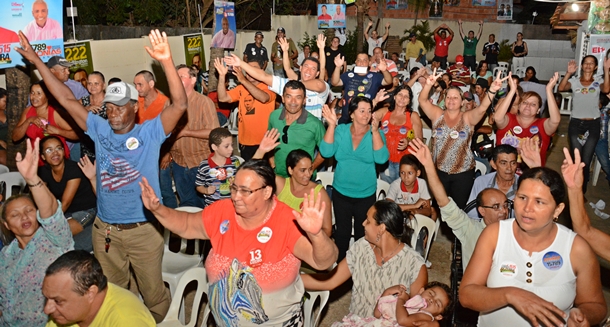 Imagem: Pessoas cantam a música de campanha de Adonias