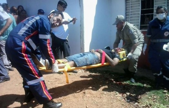 Marcos Vinicius sendo socorrido após os disparos - Foto: José Antônio / AGORA MT
