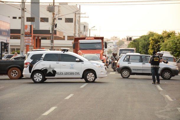 Trânsito impedido - Foto: Varlei Cordova / AGORA MT