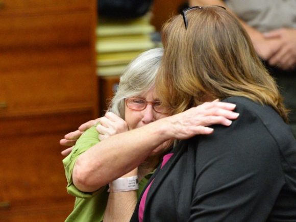 Susan Mellen (esquerda) chora e abraça sua advogada, Deirdre O’Connor, após ser inocentada (Foto: AP Photo/Daily Breeze, Brad Graverson, Pool )