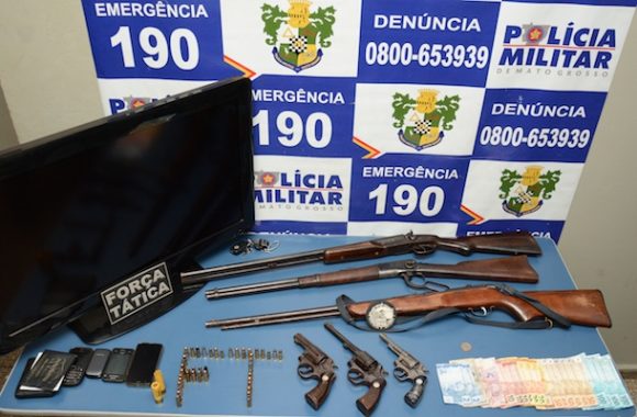 Armas, dinheiro e objetos apreendidos com os suspeitos - Foto: Varlei Cordova / AGORA MT