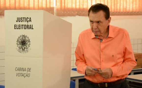 Carlos Bezerra, candidato a Deputado Federal chegou ao local de votação logo após a esposa, Teté Bezerra - Foto: Varlei Cordova / AGORA MT