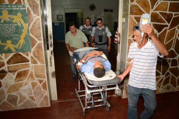 Suspeito sendo transferido para o Hospital de Guiratinga - Foto: Varlei Cordova / AGORA MT