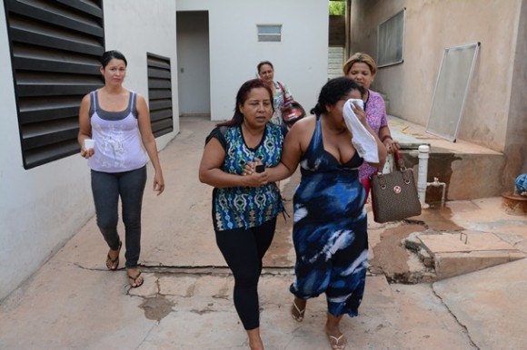 Acompanhantes, profissionais da saúde e colegas de imprensa se emocionaram ao ver o desespero da mãe de Iasmim - Foto: Ronaldo Teixeira / AGORA MT