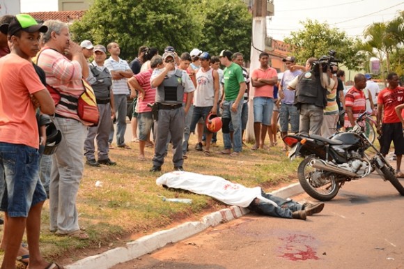 o motoqueiro não resistiu os ferimentos e morreu no local - Foto: Ronaldo Teixeira / AGORA MT