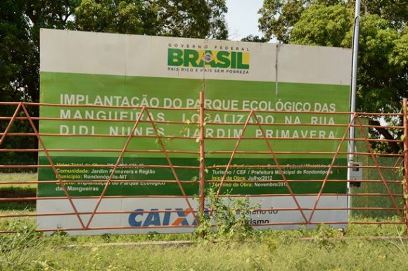 Placa exposta no parque - Foto: Ronaldo Teixeira / AGORA MT 