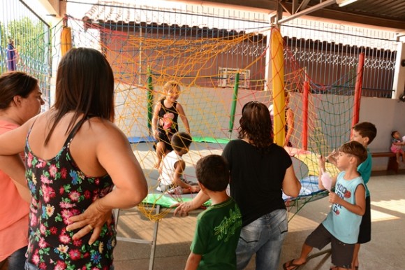Crianças se divertem em Pula-pula - Foto: Ronaldo Teixeira / AGORA MT