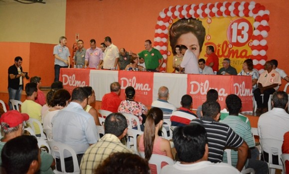 Várias pessoas participaram do ato pró Dilma - Foto: Ronaldo Teixeira / AGORA MT