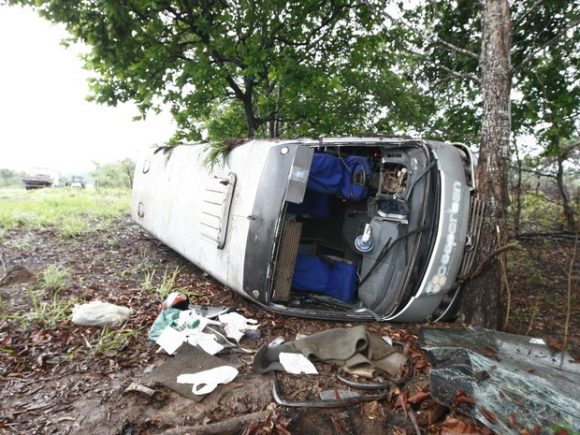 Veículo capotou e deixou 14 pessoas feridas na BR-153 (Foto: Divulgação/PRF-TO)