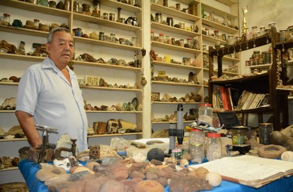 Marinho Kaba coleciona pedras há 56 anos - Foto: Ronaldo Teixeira / AGORA MT