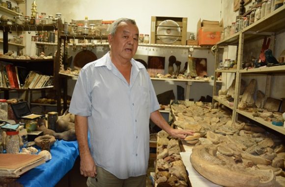 Em 1º plano, está o fóssil que Kaba pretende vender para realizar o desejo de ter um museu - Foto: Ronaldo Teixeira / AGORA MT
