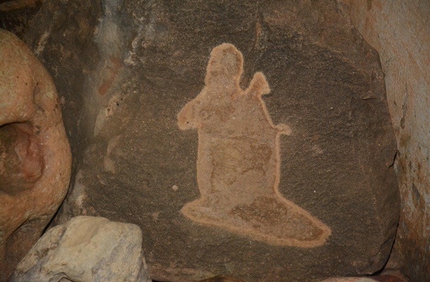 Uma santa foi esculpida pela natureza em uma rocha, a peça achada em um rio da região foi dada de presente a Kaba por um garimpeiro - Foto: Ronaldo Teixeira / AGORA MT