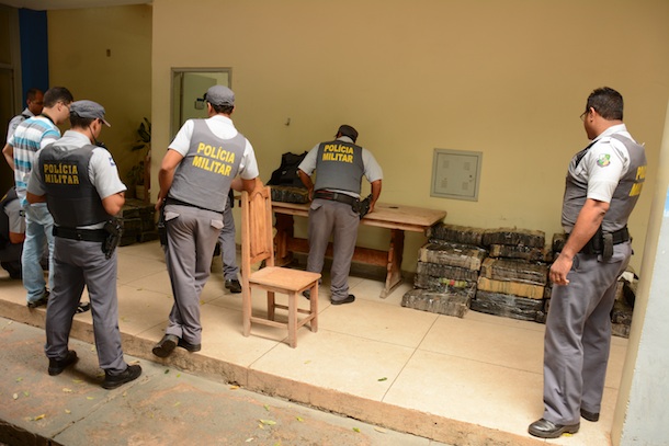 Imagem: Policia pesa a apreencao de droga proximo de Rondonopolis  01