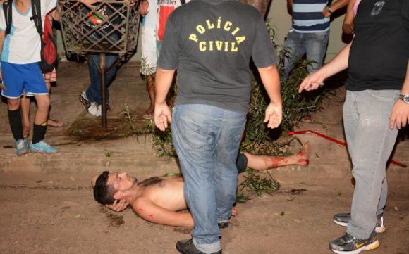 Momento em que a Polícia Civil chegou no local - Foto: Messias Filho  / AGORA MT