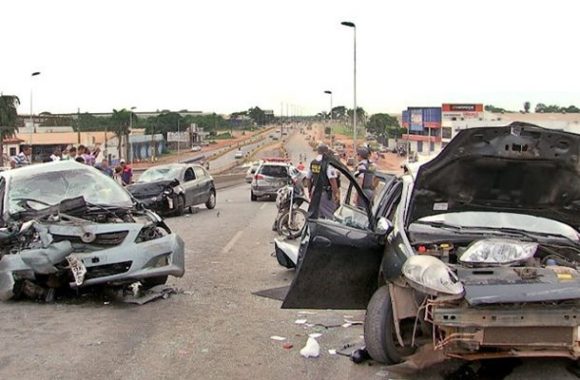O acidente envolveu cinco veículos  (Foto: Reprodução/ TVCA)