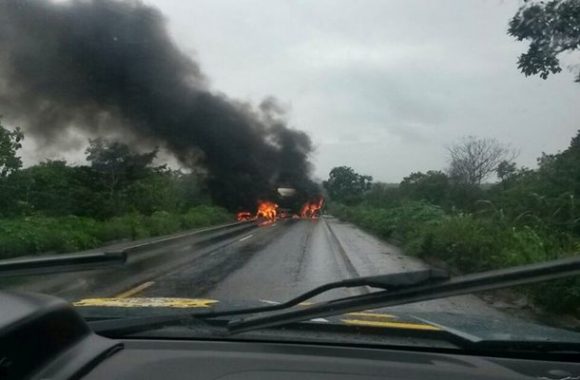 Os veículos pegaram fogo após a colisão - Foto: assessoria 