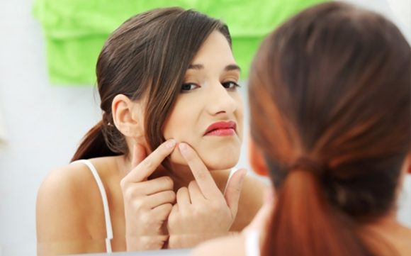 Uma das dicas da dermatologista é não cutucas as espinhas, ação que pode lesionar ainda mais a pele - Foto: Shutterstock