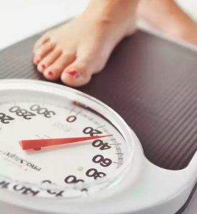 Perda de peso não se manteve no longo prazo e benefícios para saúde não foram observados em dietas da moda - Foto: Getty