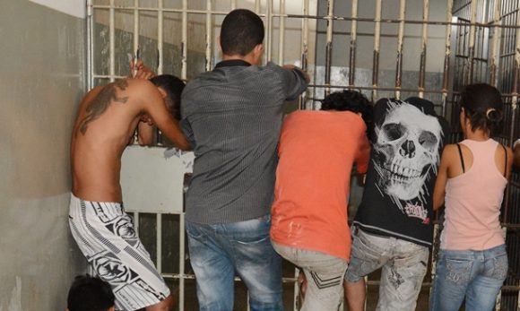 Suspeitos foram conduzidos para a 1ª Delegacia de Polícia - Foto: Ronaldo Teixeira / AGORA MT
