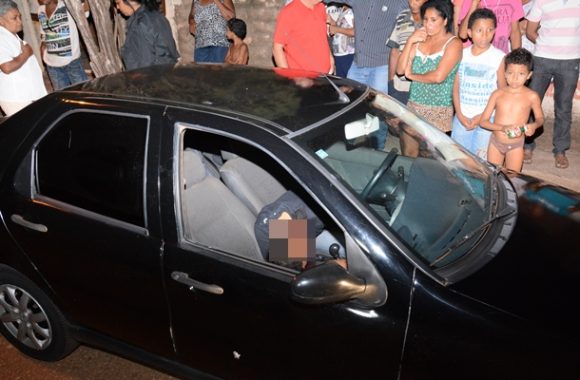O jovem foi assassinado dentro do veículo - Foto: Messias Filho / AGORA MT